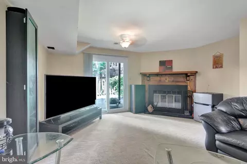 Living - 8508 Laurel Oak Dr, Springfield, VA 22153 photo 5 of 6