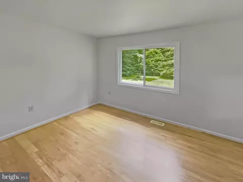 9604 Braddock Rd, Fairfax, VA 22032 photo 5