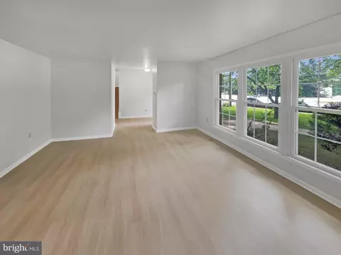 9604 Braddock Rd, Fairfax, VA 22032 photo 3