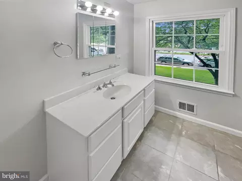 9604 Braddock Rd, Fairfax, VA 22032 photo 17