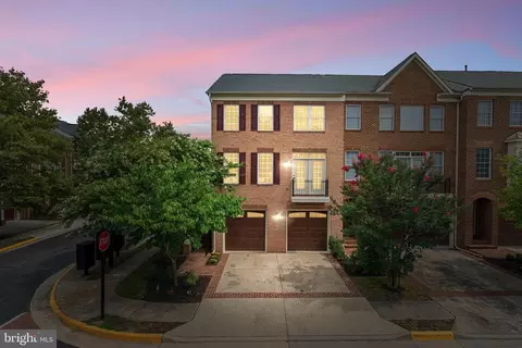 112 Monroe Mills Ln, Herndon, VA 20170