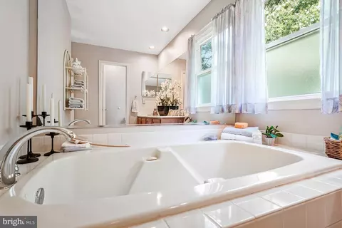 Bath - 4305 Warner Ln, Chantilly, VA 20151 photo 5 of 6