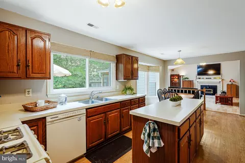 Kitchen - 4305 Warner Ln, Chantilly, VA 20151 photo 3 of 4