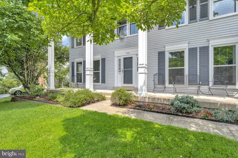 Exterior - 4305 Warner Ln, Chantilly, VA 20151 photo 2 of 12