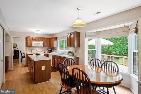 Kitchen - 4305 Warner Ln, Chantilly, VA 20151 photo 4 of 4