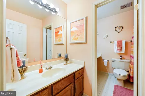 Bath - 4305 Warner Ln, Chantilly, VA 20151 photo 3 of 6
