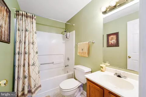 Bath - 4305 Warner Ln, Chantilly, VA 20151 photo 6 of 6