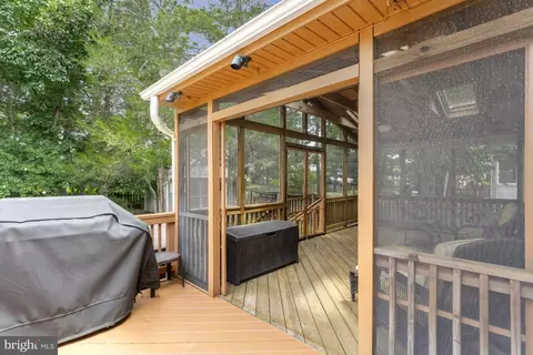 Exterior - 4305 Warner Ln, Chantilly, VA 20151 photo 5 of 12