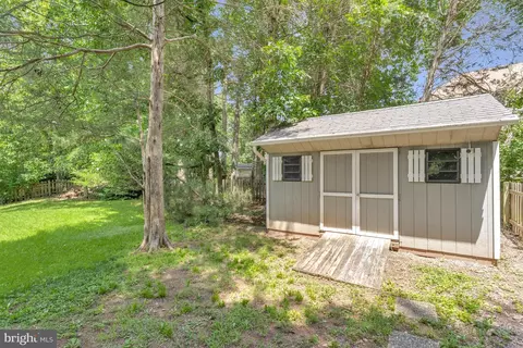 Exterior - 4305 Warner Ln, Chantilly, VA 20151 photo 11 of 12