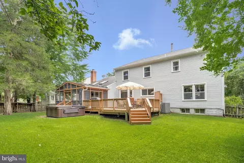 Exterior - 4305 Warner Ln, Chantilly, VA 20151 photo 10 of 12