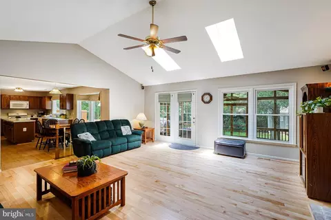 Living - 4305 Warner Ln, Chantilly, VA 20151 photo 2 of 2