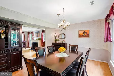 Dining - 4305 Warner Ln, Chantilly, VA 20151 photo 3 of 4