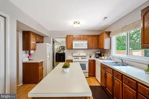 Kitchen - 4305 Warner Ln, Chantilly, VA 20151 photo 2 of 4