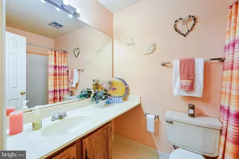 Bath - 4305 Warner Ln, Chantilly, VA 20151 photo 2 of 6
