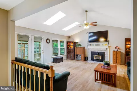 Living - 4305 Warner Ln, Chantilly, VA 20151 photo 1 of 2