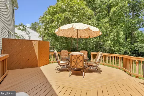Exterior - 4305 Warner Ln, Chantilly, VA 20151 photo 7 of 12