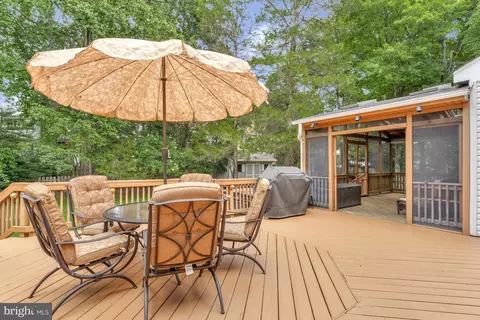 Exterior - 4305 Warner Ln, Chantilly, VA 20151 photo 8 of 12