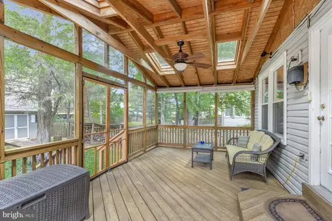 Exterior - 4305 Warner Ln, Chantilly, VA 20151 photo 4 of 12