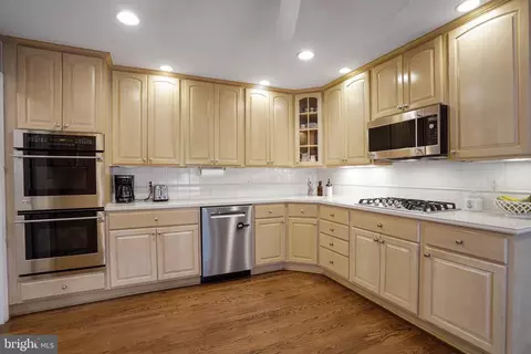 10808 Midsummer Dr, Reston, VA 20191 photo 9
