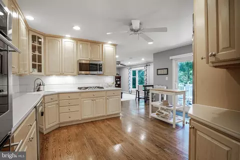 10808 Midsummer Dr, Reston, VA 20191 photo 8