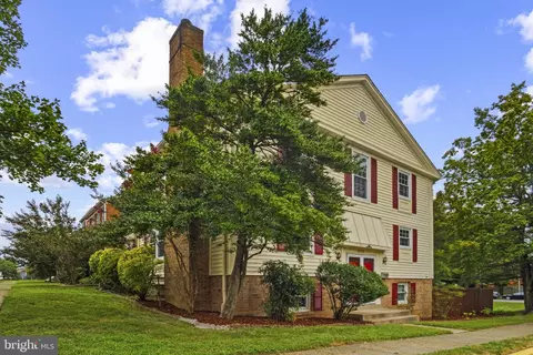 8120 Sleepy View Ln, Springfield, VA 22153 photo 2