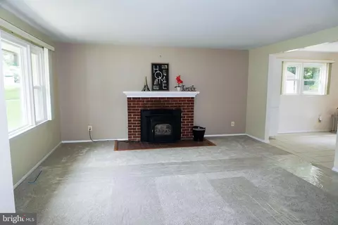 Living - 7425 Flora St, Springfield, VA 22150 photo 1 of 2