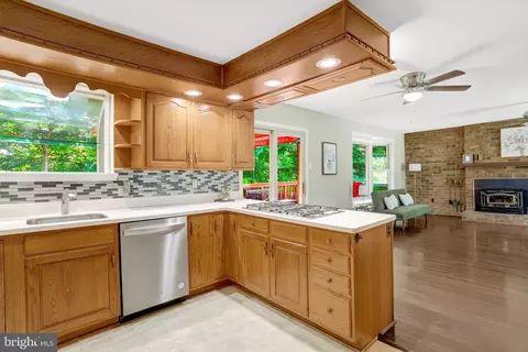 8449 Thames St, Springfield, VA 22151 photo 6