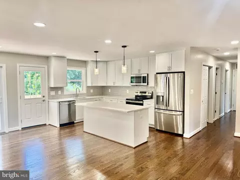 7504 B Davian Dr, Annandale, VA 22003