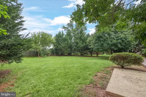 4095 Braxton Rd, Chantilly, VA 20151 photo 2