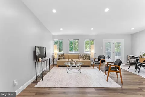 Living - 913 Mcdaniel Ct, Herndon, VA 20170 photo 3 of 6