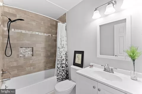 Bath - 913 Mcdaniel Ct, Herndon, VA 20170 photo 3 of 4