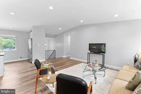 Living - 913 Mcdaniel Ct, Herndon, VA 20170 photo 6 of 6