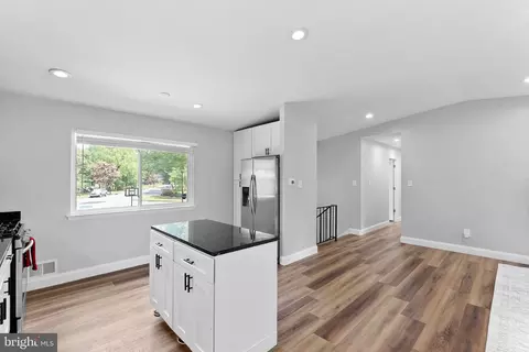 Entry Way - 913 Mcdaniel Ct, Herndon, VA 20170 photo 3 of 3