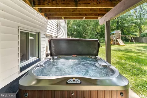Exterior - 913 Mcdaniel Ct, Herndon, VA 20170 photo 2 of 10