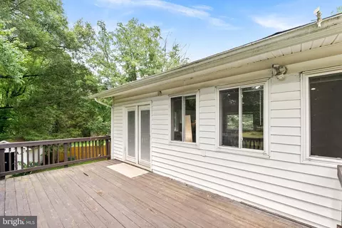 Exterior - 913 Mcdaniel Ct, Herndon, VA 20170 photo 5 of 10