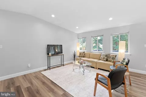 Living - 913 Mcdaniel Ct, Herndon, VA 20170 photo 4 of 6