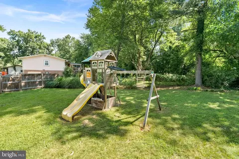 Exterior - 913 Mcdaniel Ct, Herndon, VA 20170 photo 3 of 10