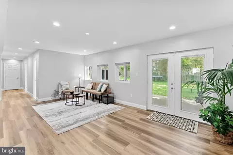 Entry Way - 913 Mcdaniel Ct, Herndon, VA 20170 photo 2 of 3