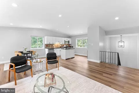 Living - 913 Mcdaniel Ct, Herndon, VA 20170 photo 1 of 6