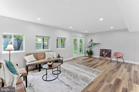 Living - 913 Mcdaniel Ct, Herndon, VA 20170 photo 5 of 6
