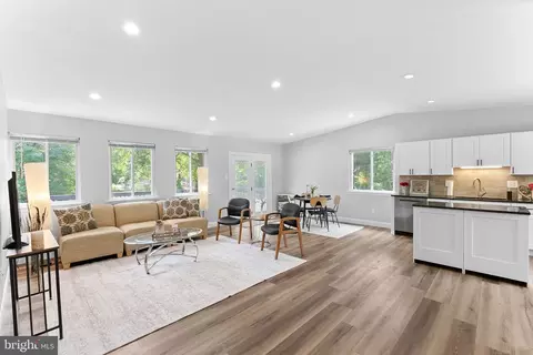 Living - 913 Mcdaniel Ct, Herndon, VA 20170 photo 2 of 6