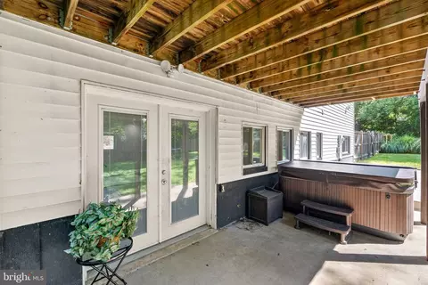 Exterior - 913 Mcdaniel Ct, Herndon, VA 20170 photo 9 of 10