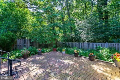 Exterior - 5838 High Bluff Ct, Burke, VA 22015 photo 7 of 9