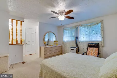 Bedroom - 5838 High Bluff Ct, Burke, VA 22015 photo 5 of 9