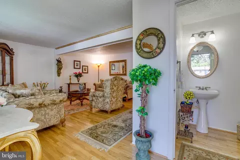 Entry Way - 5838 High Bluff Ct, Burke, VA 22015 photo 3 of 7