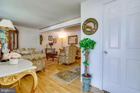 Entry Way - 5838 High Bluff Ct, Burke, VA 22015 photo 2 of 7