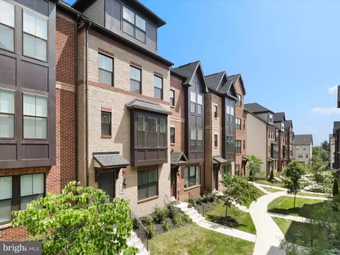 2825 Hokie Ln, Alexandria, VA 22306