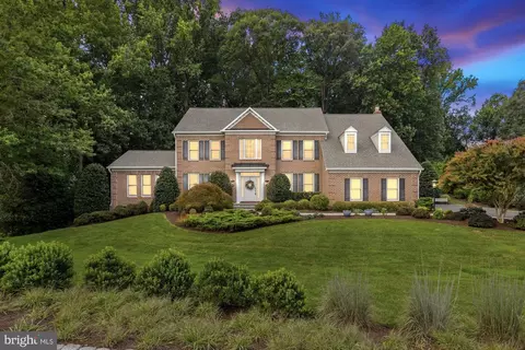 9709 Brookstone Ln, Vienna, VA 22182