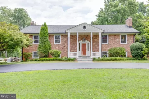 5039 Prestwick Dr, Fairfax, VA 22030