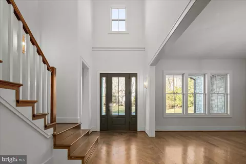 8407 Holly Leaf Dr, Mclean, VA 22102 photo 2